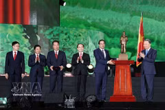 El secretario general del Partido Comunista y presidente de Vietnam, To Lam, entrega al Comité del Partido, al gobierno y al pueblo de la provincia de Thai Nguyen una estatua del Presidente Ho Chi Minh. (Foto: VNA)