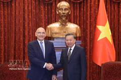 El secretario general del Partido Comunista y presidente de Vietnam, To Lam, recibió hoy en Hanoi a Elchin Amirbayov, enviado especial del presidente de Azerbaiyán, Ilkham Aliyev (Foto: VNA)