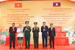 El viceprimer ministro y titular de Defensa vietnamita, general Phan Van Giang y su homólogo laosiano, el general Khamliang Outhakaysone, participan en una actividad en el marco del evento (Fuente: Periódico Tin Tuc va Dan toc)