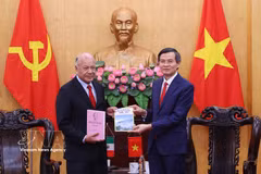Doan Minh Huan, director de la Academia Nacional de Política Ho Chi Minh, entrega libros a Alberto Anaya Gutiérrez, coordinador nacional del Partido del Trabajo de México. Foto: VNA