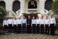 El secretario del Comité partidista local, Tran Luu Quang, realiza visita al Arzobispado de la Arquidiócesis de esta urbe sureña (Fuente: VNA)