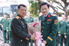 El jefe del Departamento de Educación Política del Ejército Popular de Vietnam (EPV), teniente general Nguyen Van Duc su similar del Ejército Popular de Laos, el mayor general Keosouvanh Phangphilavong (Fuente: VNA)