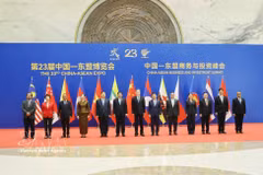 El viceprimer ministro permanente Pham Gia Tuc (quinto desde la izquierda) y los jefes de delegación de los países de la ASEAN y China posan para una foto grupal. Foto: VNA