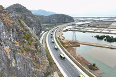 La línea de tren eléctrico de la estación Phu Long a la bahía central de Green Island opera en Cat Ba desde el 18 de abril. (Foto: VNA)