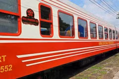 El tren de lujo, adornado con el característico rojo de la flor icónica de Hai Phong, operará la ruta Hanói-Hai Phong. (Foto: VietnamPlus)