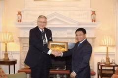 El ministro de Finanzas de Vietnam, Nguyen Van Thang, y el Lord Alcande de Londres, Alastair King (Fuente: VNA)