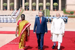 La presidenta Droupadi Murmu y el primer ministro Narendra Modi copresiden la solemne ceremonia de bienvenida al secretario general del Partido Comunista y presidente de Vietnam, To Lam, durante su visita de Estado a la India. (Foto: VNA)