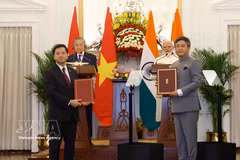 El secretario general del Partido Comunista y presidente de Vietnam, To Lam, y el primer ministro indio, Narendra Modi, presencian la ceremonia de firma de los documentos de cooperación entre ambos países. (Foto: VNA)