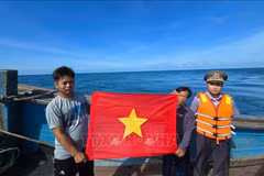 Entregan banderas nacionales a pescadores. Foto: VNA