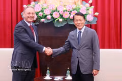 El general Luong Tam Quang, ministro de Seguridad Pública, recibe a Andrew Cope, director general de Desarrollo de Negocios para la región Asia-Pacífico de Nokia. Foto: VNA
