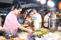 El evento, que dura una semana, exhibe más de 2000 productos de 34 provincias y ciudades, incluyendo 130 stands que mostraron productos OCOP calificados de 3 a 5 estrellas. Foto: VNA