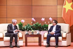 El primer ministro Pham Minh Chinh (derecha) y el vicepresidente del BAD, Scott Morris,