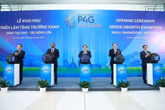 El primer ministro Pham Minh Chinh (centro) y los delegados inauguran la Exposición de Crecimiento Verde en Hanoi (Foto: VNA)