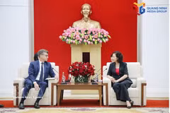 La vicepresidenta del Comité Popular de la ciudad de Quang Ninh, Vu Thi Mai Anh, y Jonathan Wallace Baker, jefe de la Representación de la UNESCO en Vietnam (Foto:baoquangninh.vn)