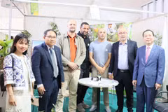 El embajador Vu Duy Long y la delegación posan para una foto de recuerdo junto a representantes de la empresa A.M.F Group de Argelia. Foto: VNA