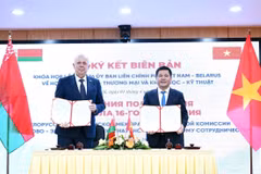 El ministro de Industria y Comercio de Vietnam, Nguyen Hong Dien (derecha) y el vicepremier de Belarús, Anatoly Sivak (Fuente: VNA)