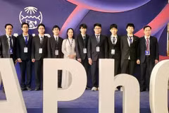 Los ocho estudiantes vietnamitas que participan en la Olimpiada Asiática de Física (APhO) 2025 en Arabia Saudita (Fuente: VNA)