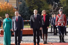 El presidente de Bulgaria, Rumen Radev, y su esposa presiden la solemne ceremonia de bienvenida al secretario general del Partido Comunista de Vietnam, To Lam, y a cónyuge, Ngo Phuong Ly (Fuente: VNA)
