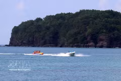 Turistas disfrutan de deportes acuáticos en Phu Quoc (Kien Giang). Foto: VNA.