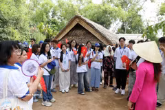 En la mañana del 15 de julio de 2026, como parte del Campamento de Verano de Vietnam 2026, una delegación de jóvenes vietnamitas residentes en el extranjero visitó el Sitio Histórico Nacional Especial Kim Lien en la provincia de Nghe An, donde depositó flores y ofreció incienso. Foto: VNA