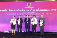 En la ceremonia de lanzamiento del Club de Confianza Digital de Ciudad Ho Chi Minh. Foto: VNA