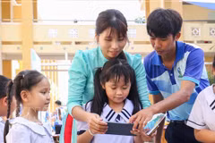 Familias, escuelas y la sociedad en general colaboran para crear un "escudo digital" que proteja a los niños en el entorno en línea. (Foto: VNA)