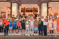 Las leyendas del fútbol inglés Wes Brown y Teddy Sheringham llegan a la ciudad de Da Nang (Fuente: VNA)