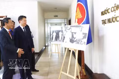 El secretario del Comité Central de la Unión de Jóvenes Revolucionarios del Pueblo de Laos, Thongly Sisoulith, visita una exposición de fotografías que muestra la historia de la relación especial entre Vietnam y Laos durante el evento. (Foto: VNA)