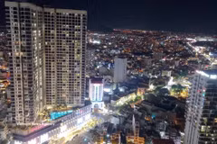 La ciudad de Nha Trang se ilumina por la noche gracias a proyectos de viviendas comerciales y turismo. Foto: VNA