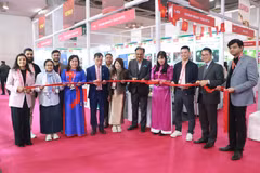 El consejero comercial Bui Trung Thuong (cuarto desde la izquierda) de la Embajada de Vietnam en la India y Rakesh Kumar (quinto desde la derecha), presidente del Centro de Exposiciones de la India, cortan la cinta inaugural del stand vietnamita. Foto: VNA.