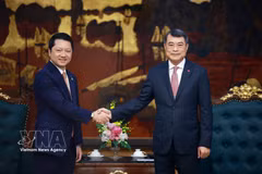 El primer ministro vietnamita, Le Minh Hung, recibe al ministro de Inspección de Camboya, Sok Soken (Fuente: VNA)