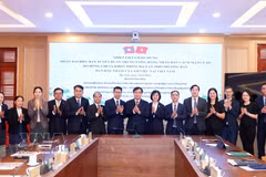 Representantes de la Comisión de Propaganda y Educación del Comité Central del Partido Comunista de Vietnam mantienen conversaciones con sus homólogos de la Comisión de Propaganda y Educación del Comité Central del PPRL (Fuente: VNA)