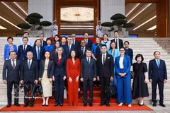 El primer ministro Le Minh Hung se reúne con Pauline Tamesis, coordinadora residente, y los representantes de la ONU en Vietnam. Foto: VNA