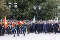 El secretario general del Partido y presidente de Vietnam, To Lam, y su esposa, junto con la delegación de alto nivel que lo acompaña, depositó hoy ofrendas florales ante el Memorial del Soldado Desconocido, en Moscú (Fuente: VNA)