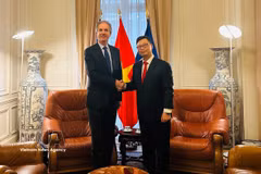 El embajador de Vietnam en Francia, Trinh Duc Hai, posa para una foto con Benoit Clocheret (tercero desde la izquierda), vicepresidente de MEDEF International (Fuente: VNA)
