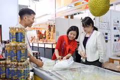 Representantes de empresas vietnamitas presentan pasteles con sabor a durián a clientes chinos en la 22ª Exposición China-ASEAN (CAEXPO) 2025 (Foto: VNA).