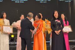 Nguyen Thi Lien Huong, profesora de la Universidad Nacional de Taiwán (China), en la ceremonia de entrega del Premio al Embajador Vietnamita en el Extranjero 2026. Foto: VNA