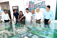 El empresario Nguyen Hoai Bac (tercero desde la derecha) muestra a los visitantes una maqueta del área urbana de Dai Son, de la cual es inversor. Foto: VNA