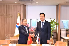 El presidente del Comité Popular de Hanoi, Vu Dai Thang, y el alcalde de Seúl, Oh Se Hoon (Fuente: VNA)