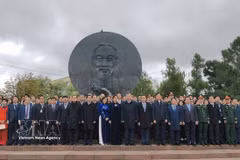 El secretario general del Partido y presidente de Vietnam, To Lam, y su esposa, junto con la delegación de alto nivel que lo acompaña, depositó hoy ofrendas florales ante el monumento al Presidente Ho Chi Minh, en Moscú (Fuente: VNA)