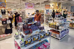 Los supermercados de Da Nang siempre cuentan con un amplio surtido de productos para satisfacer las necesidades de compra de los consumidores, impulsando así el desarrollo económico de la ciudad. (Foto: VNA)