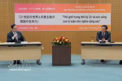 Nguyen Xuan Thang, presidente del Consejo Teórico Central de Vietnam, y Shii Kazuo, presidente del Comité Ejecutivo Central del Partido Comunista de Japón, en su reunión. Foto: