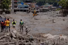 Los equipos de rescate buscan víctimas tras las inundaciones y deslizamientos de tierra en Nuwakot, Nepal, el 27 de agosto de 2026. Foto: Xinhua/VNA