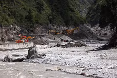 Se están llevando a cabo operaciones de rescate en la zona del deslizamiento de tierra en el condado de Jilong, Región Autónoma del Tíbet, China. (Foto: Xinhua/VNA)
