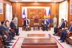 Una delegación de la Comisión de Inspección del Comité Central del PPRL, encabezada por su vicepresidenta Pingkham Lasasimma, viene a ofrecer sus felicitaciones. Foto: VNA