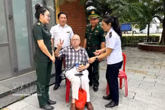 Los agentes de la Estación de Guardias Fronterizos de la Puerta Fronteriza Internacional de Lao Bao, prestan asistencia y atención de emergencia oportuna al turista estadounidense Eugenne Grosman (Fuente: VNA)