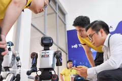 Área de exhibición y presentación de productos en el Día de la IA 2026 en Hanoi. Foto: VNA