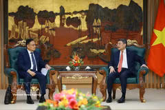 El primer ministro Le Minh Hung recibe al viceprimer ministro y titular de Finanzas de Laos, Santiphab Phomvihane (Fuente: VNA)