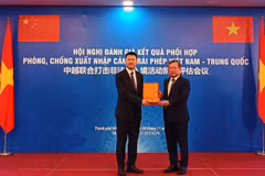 El teniente general Pham Dang Khoa entrega un recuerdo a un representante de la delegación china. Foto: cand.com.vn
