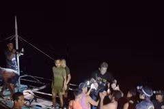 Varias personas se suman a las labores de rescate tras el incendio de un ferry frente a la costa de la provincia filipina de Palawan el 9 de septiembre de 2026. (Foto: Xinhua/VNA)